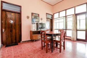 Family Room | In-room dining