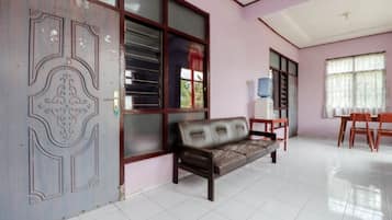 Family Quadruple Room | Living room | Flat-screen TV