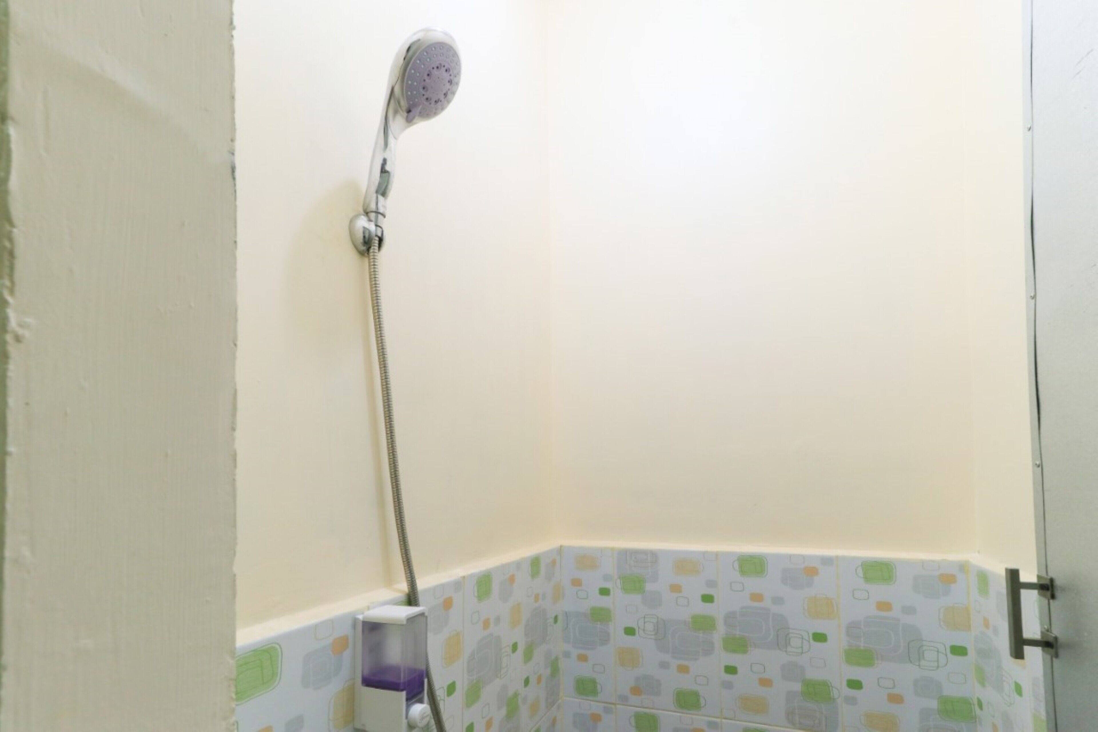 Kamar Standar | Kamar mandi | Shower dan handuk