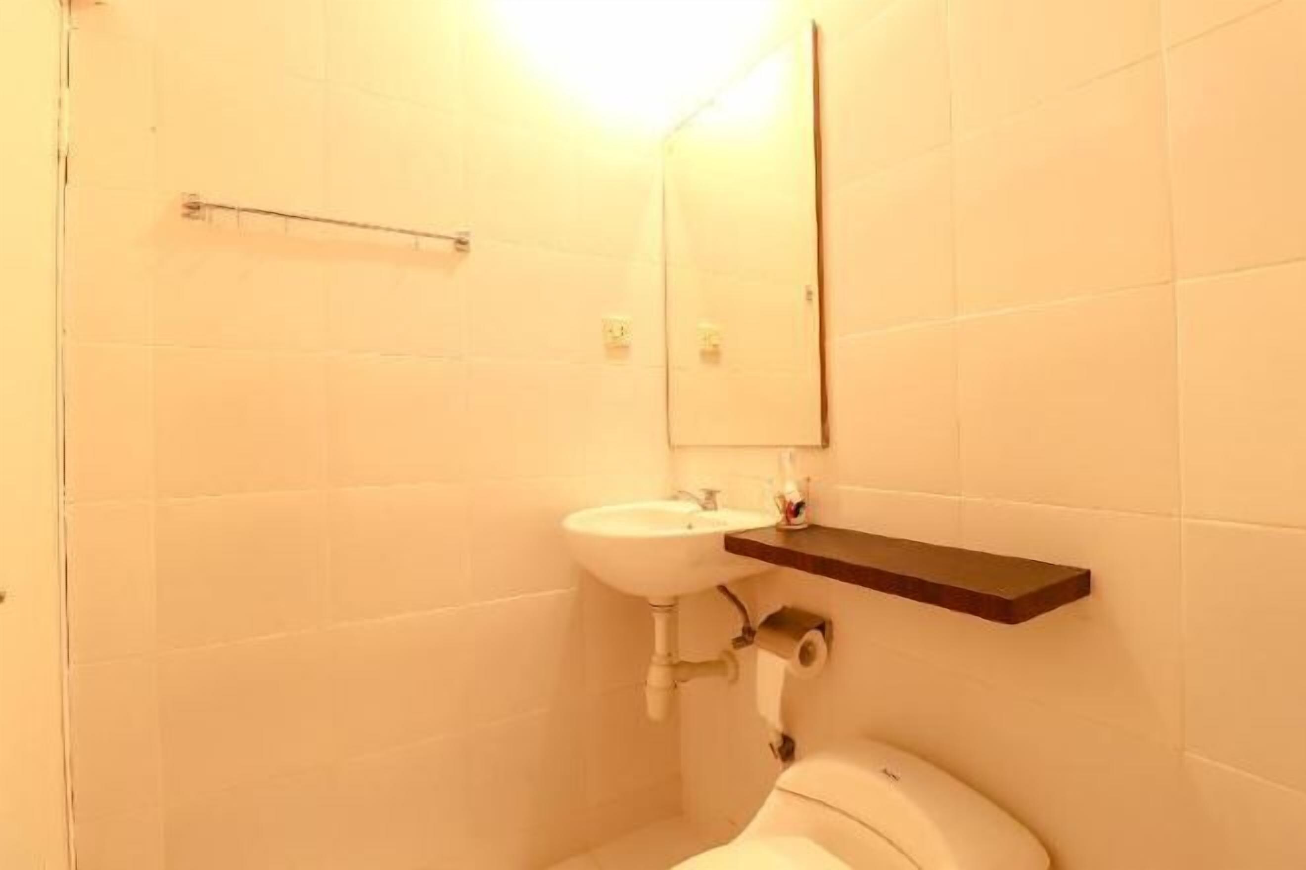 Bathroom | Shower, rainfall showerhead, free toiletries, towels