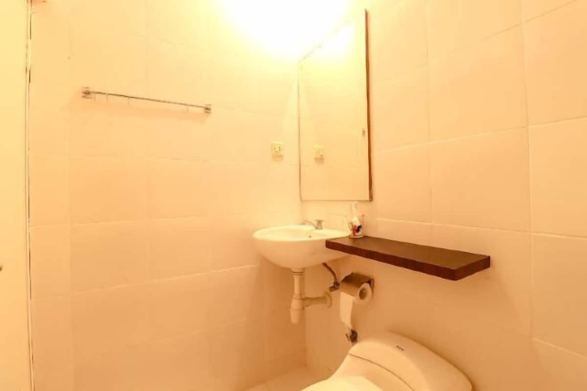 Bathroom | Shower, rainfall showerhead, free toiletries, towels