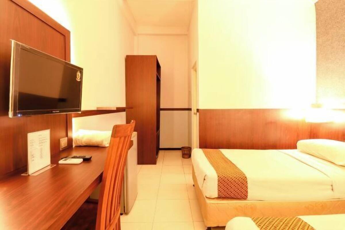 Laptop workspace, free WiFi, bed sheets