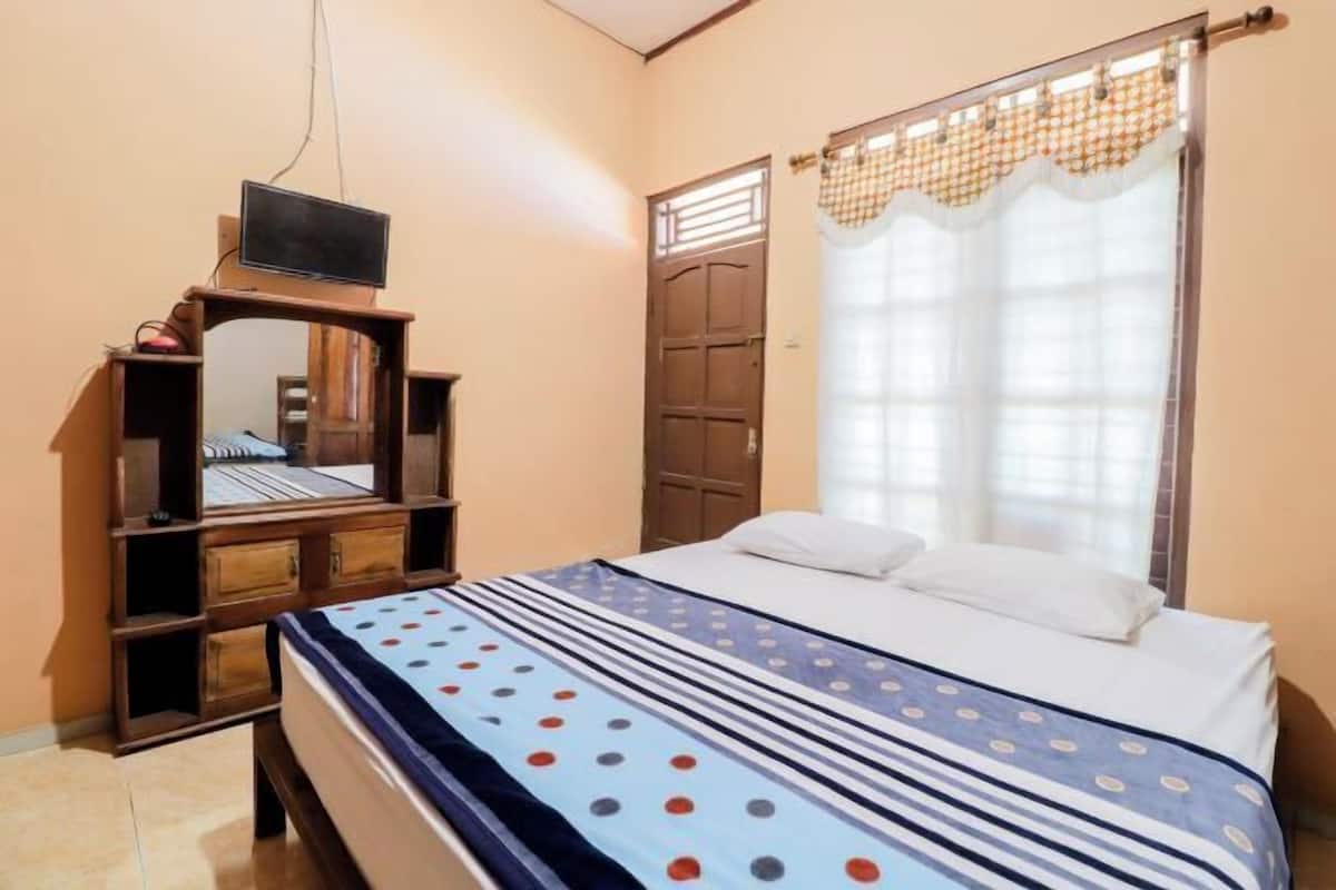 Desk, bed sheets