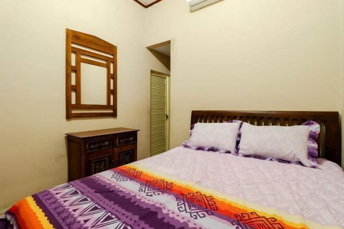 Desk, bed sheets