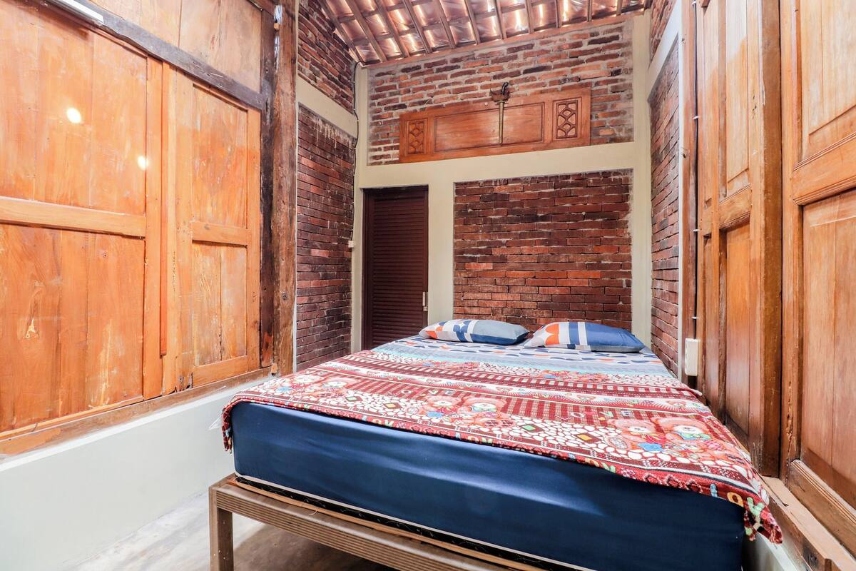 Standard Room (with Fan) | 1 bilik tidur, meja, cadar katil