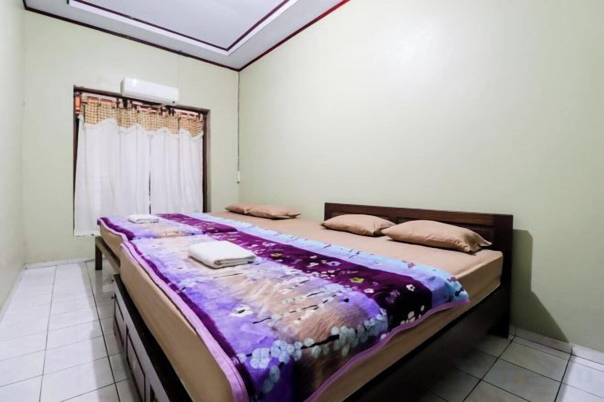Desk, bed sheets