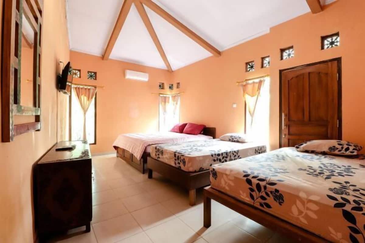 1 bilik tidur, meja, cadar katil