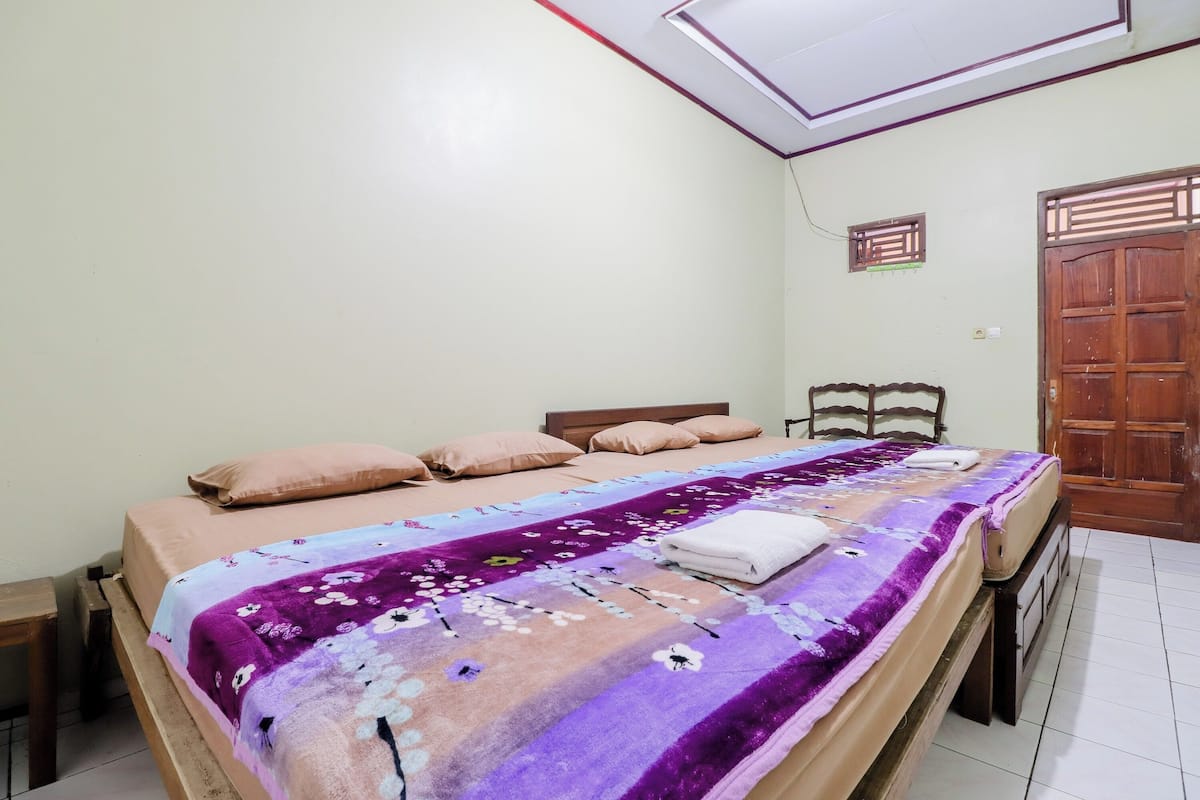 Family Room | Desk, bed sheets