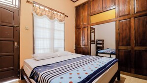Family Suite with TV | Desk, bed sheets - Nurudin House (Borobudur)