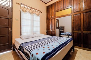 家庭套房 (with TV) | 書桌、床單