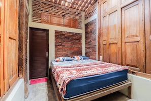 Escritorio y ropa de cama 