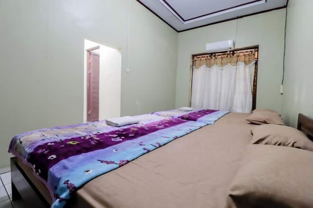 Desk, bed sheets
