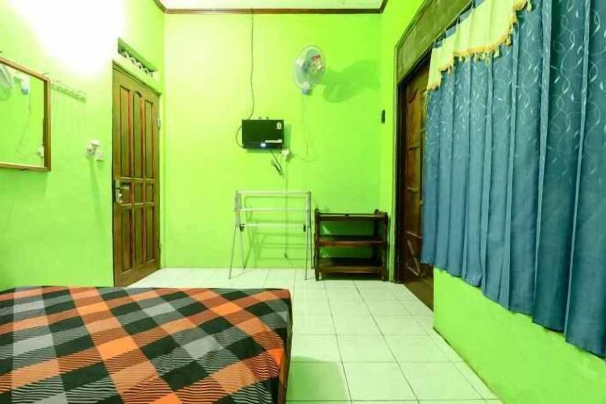 1 bedroom, desk