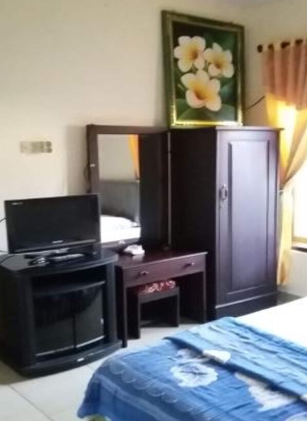 Standard Room | Television - KAMI Hostel (Banyuwangi)