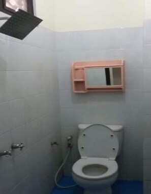 Standard Room | Bathroom | Shower, free toiletries, towels - KAMI Hostel (Banyuwangi)