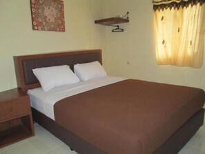 Standard Room | Free WiFi, bed sheets - Rumah Anda Guest House (Bandung)