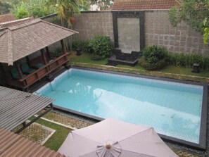 Outdoor pool - Rumah Anda Guest House (Bandung)