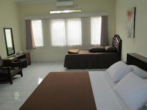 Family Room | Free WiFi, bed sheets - Rumah Anda Guest House (Bandung)