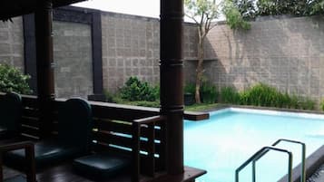 Una piscina al aire libre