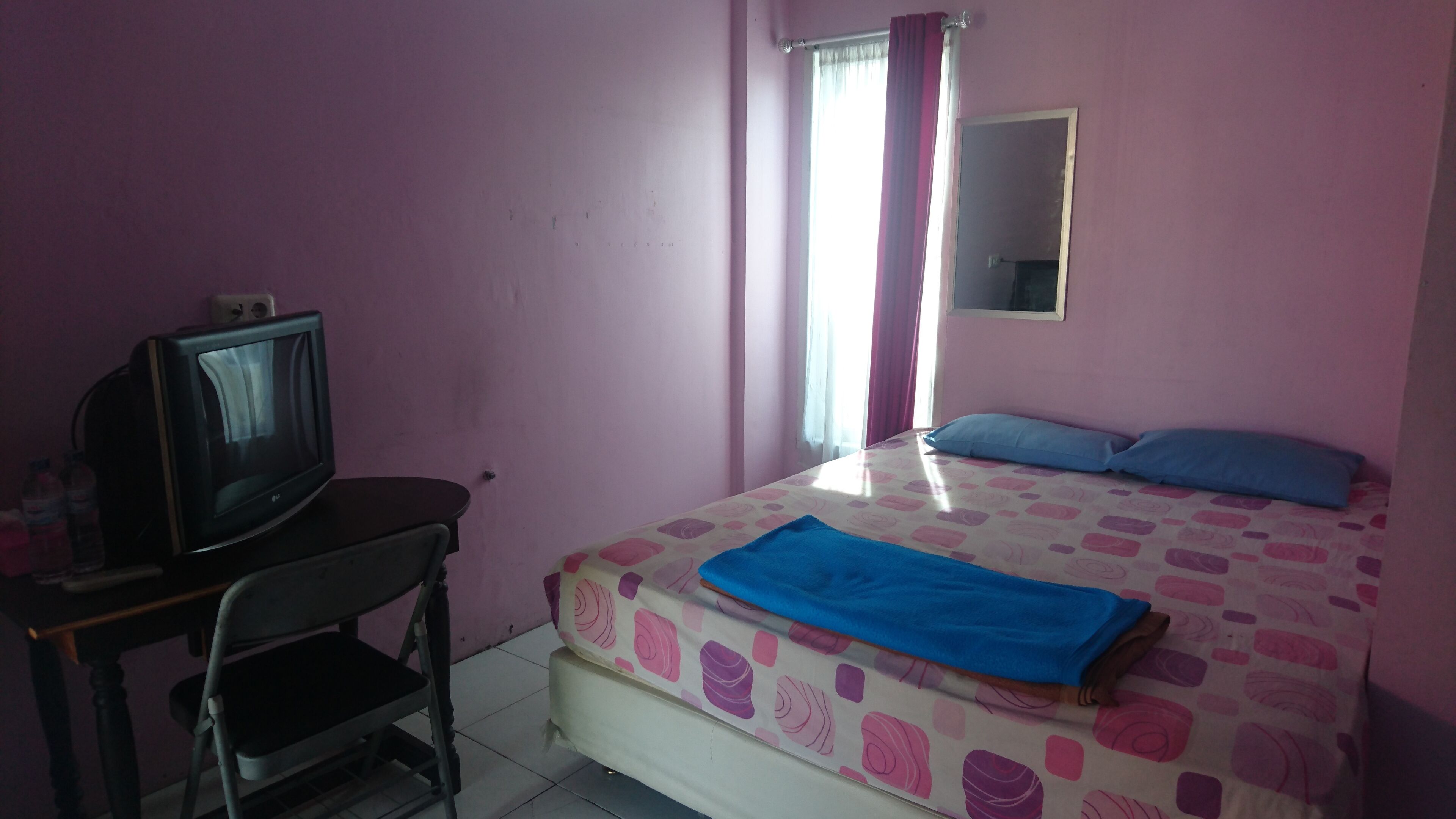 办公桌、免费 WiFi、床单