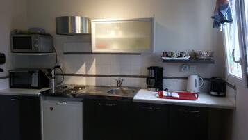 雪櫃、微波爐、焗爐、爐具