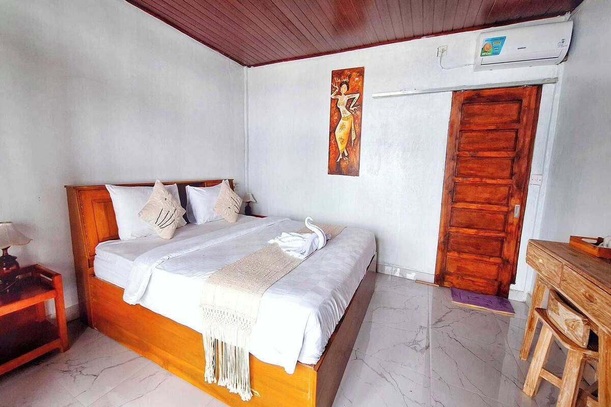 Standard Room, Beach View | Iron/ironing board (on request), WiFi (free), bed sheets