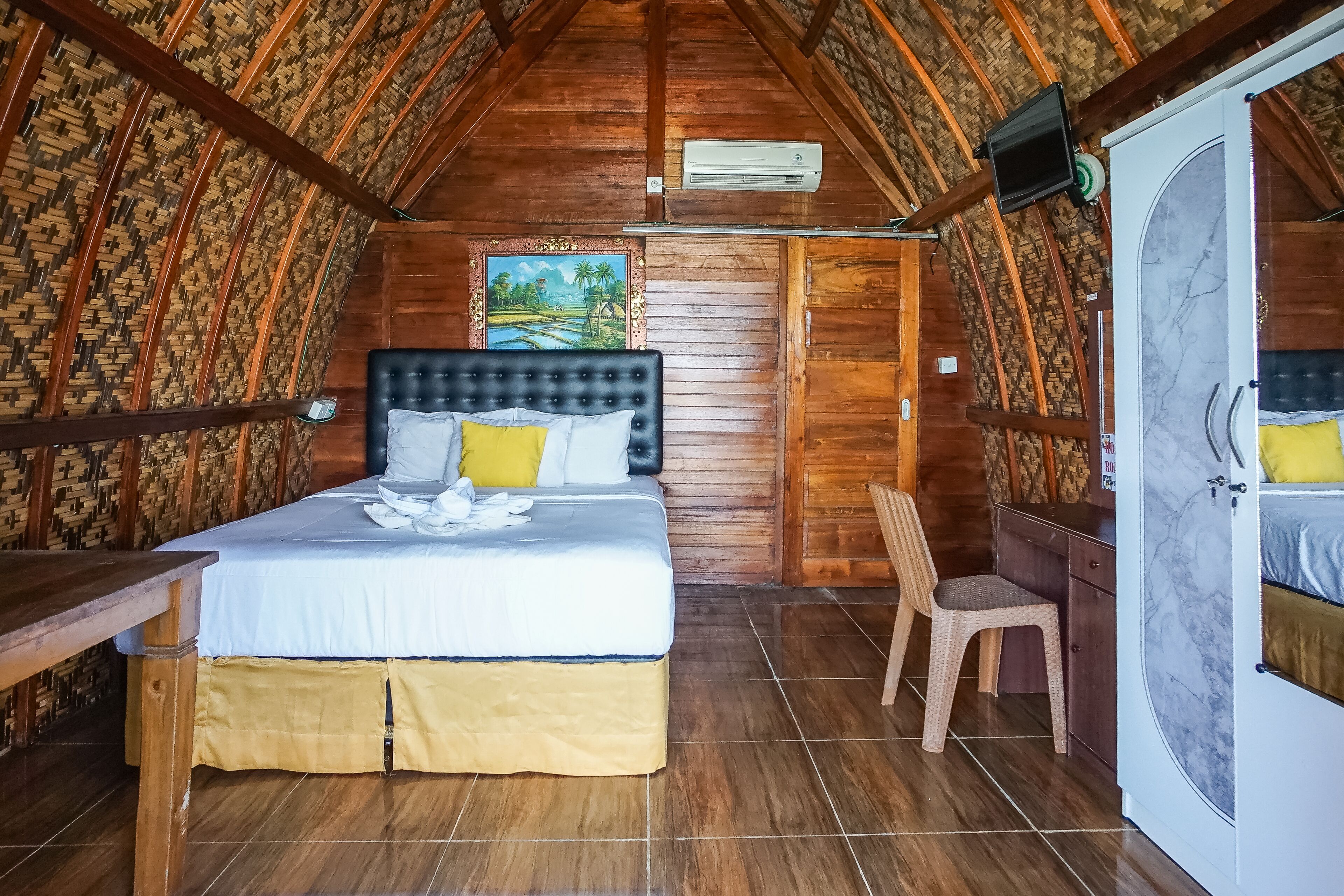 Tabla de planchar con plancha, wifi gratis y ropa de cama 