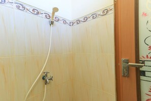 Standard Double Room | Bathroom | Shower, towels - Pondok Wisata Intan Indah 2 (Batubulan)