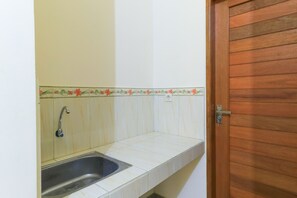 Double Room | Bathroom sink - Pondok Wisata Intan Indah 2 (Batubulan)