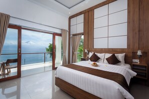 Deluxe Room with Ocean View | Minibar, bureau, draps fournis