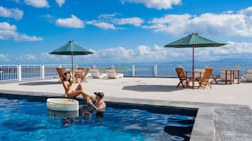 Kolam renang outdoor, dengan kursi berjemur
