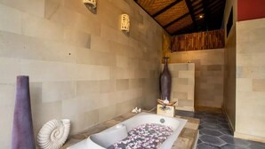Javanica Two-bedroom Deluxe Villa | Bathroom | Towels - The Catur Villa Seminyak (Seminyak)
