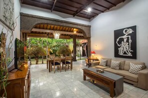 豪華別墅, 2 間臥室 (Javanica) | 客廳 | 電視