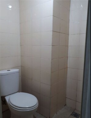 Estudio | Baño | Ducha y toallas