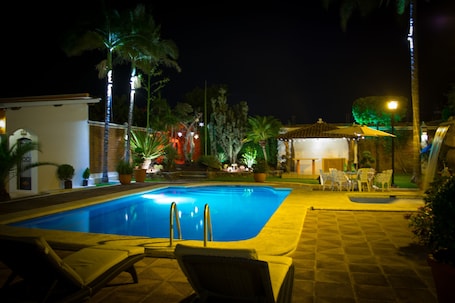 Outdoor pool. Hotel Quinta Valentina