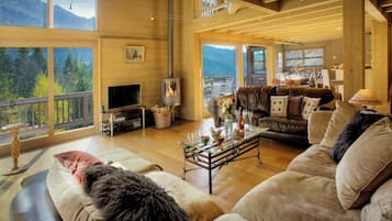 TV, lareira, DVD player, mesa de pingue-pongue