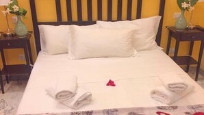 A bed with white linens, pillows, and a decorative towel arrangement. - Residence Villa Vittoria B&B (Rome)