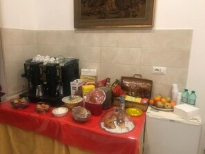 Free daily continental breakfast - Residence Villa Vittoria B&B (Rome)