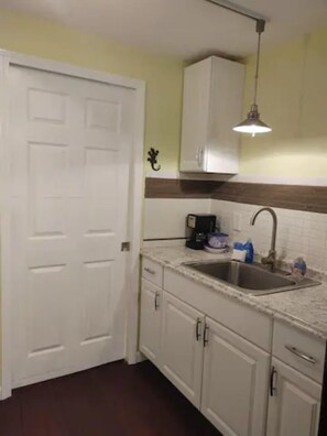 Fridge, stovetop, coffee/tea maker, electric kettle - Ocean View / The Gecko - Major renovations just completed. (Ocean View)