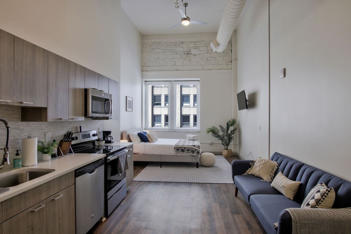 Standard-Loft, Nichtraucher, Poolzugang | Wohnbereich | Flachbildfernseher