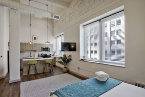 Appartement Classique, 1 grand lit | Coin séjour | Télévision à écran plat