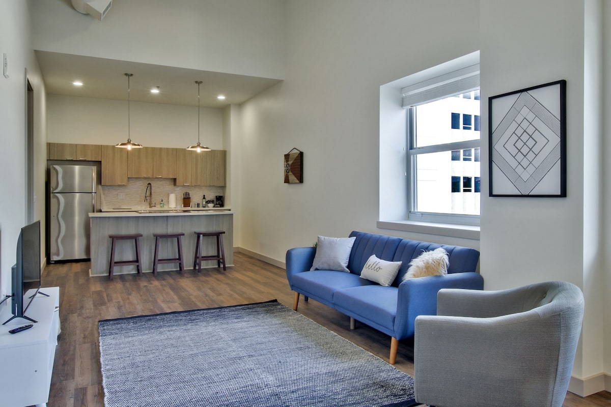 Premium-Loft, 1 Schlafzimmer, Poolzugang | Wohnbereich | Flachbildfernseher