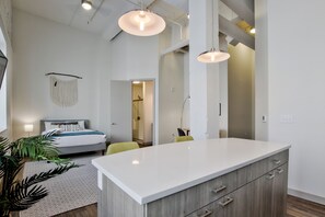 Appartement Classique, 1 grand lit | Salle de bain | Ensemble douche/baignoire, sèche-cheveux, serviettes fournies