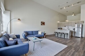 Loft de lujo, 1 habitación | Área de sala de estar | Televisión de pantalla plana 