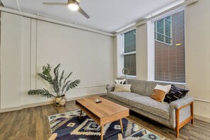 Departamento, 1 habitación | Sala de estar | Televisión de pantalla plana 