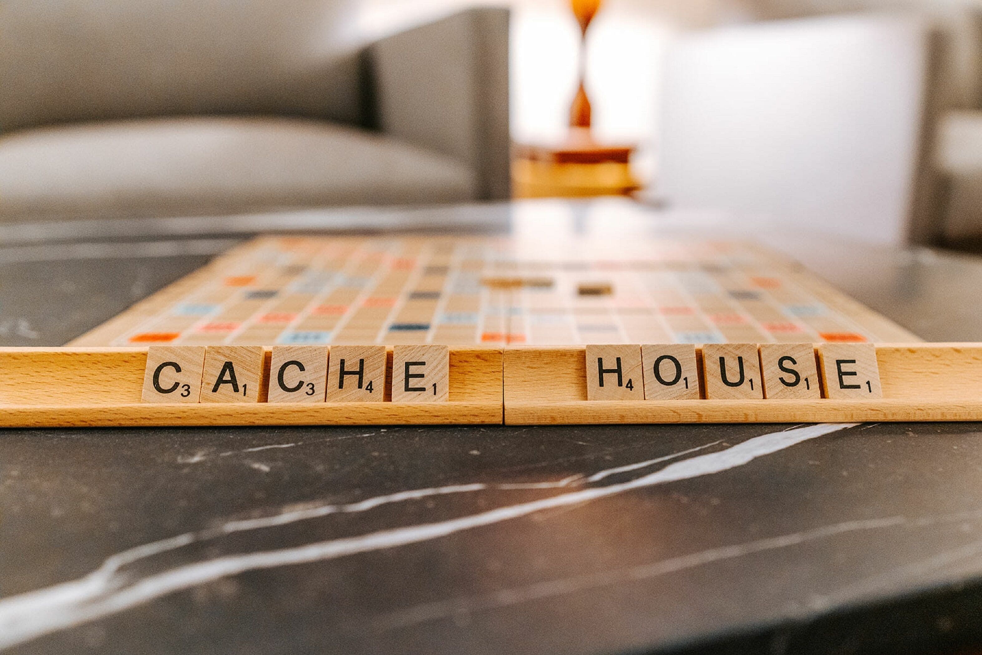Un juego de Scrabble sobre una mesa de mármol, con fichas formando palabras.