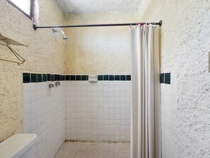 Ducha, toallas, jabón, shampoo