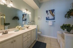 Combined shower/tub, jetted tub, hair dryer, towels - DIRECT GULFRONT,2 BALCONIES,3KING BEDS ,GREAT LOCATION  ,GULFRONT POOL (Destin)