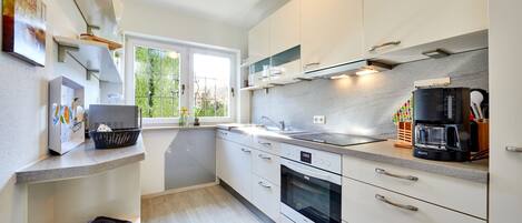 Jääkaappi, uuni, liesi, kahvin-/teenkeitin