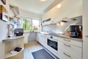 Køleskab, ovn, kogeplade, kaffe-/temaskine